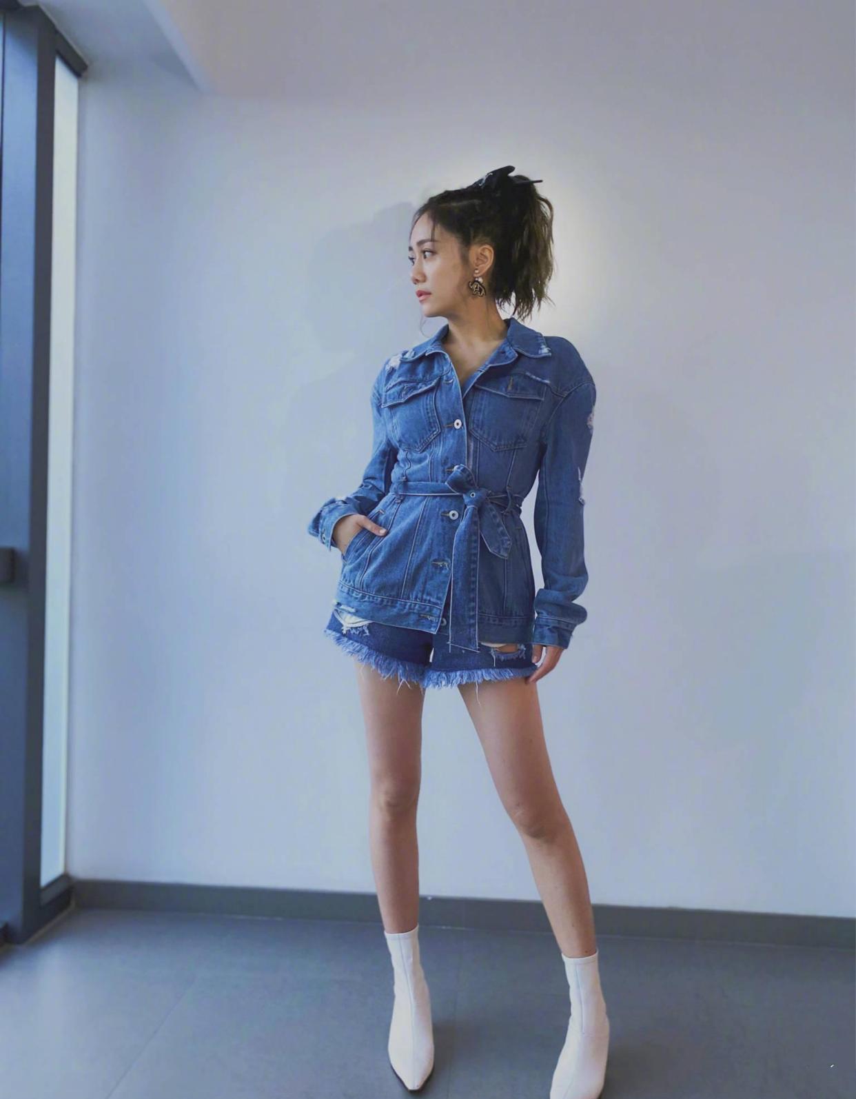 丈母娘|郑钧大9岁丈母娘太时髦！扎丸子头优雅淑女，62岁身材不输刘芸