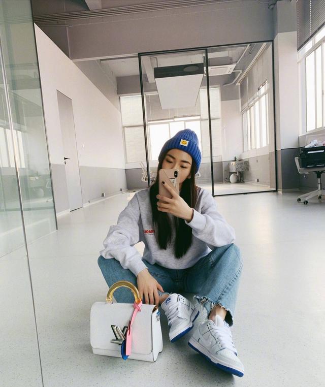 郑凯苗|郑凯苗苗现身频繁，穿衣时髦挺搭调，前任程晓玥不哭不闹活成女王