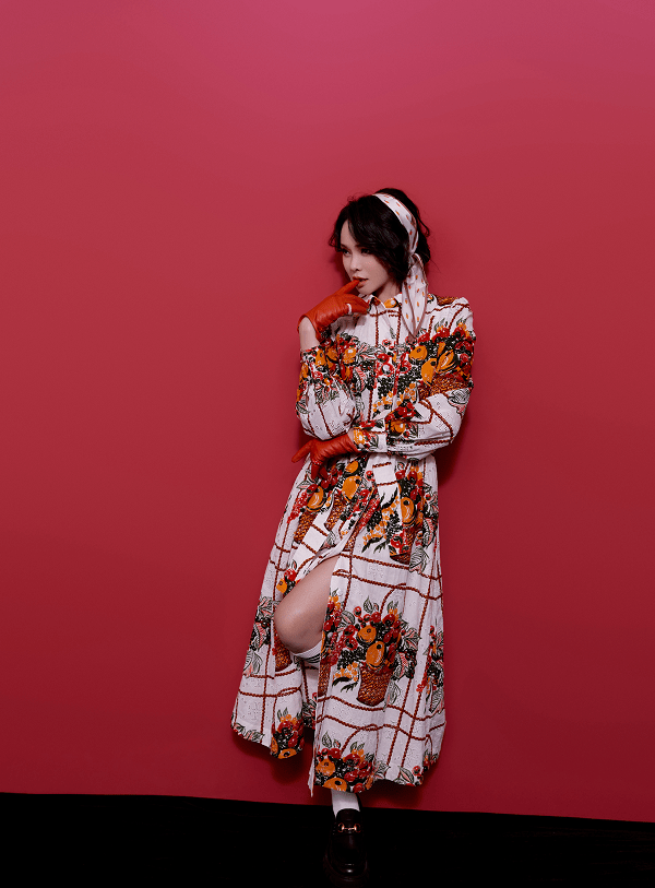 画报|伊能静带前夫的儿子拍大片，儿子的身材比妈妈还纤细，妆容也妖艳