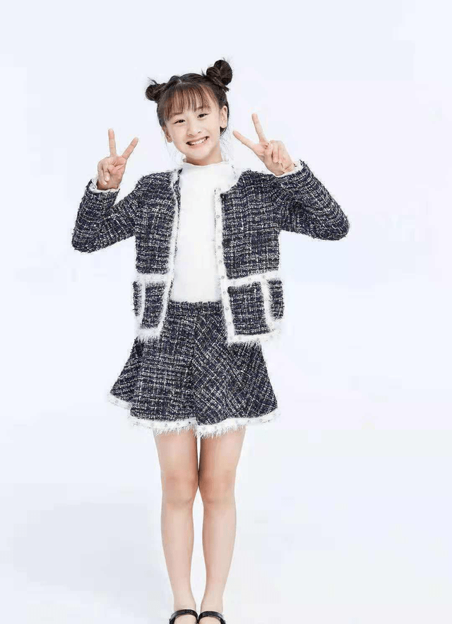 卫衣|森碟代言鸿星尔克,穿运动风造型活泼又甜美,发型值得宝妈们借鉴