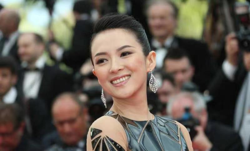 看点|章子怡果然很有国际范,穿一件黑色上衣搭配白色半身裙,高级洋气