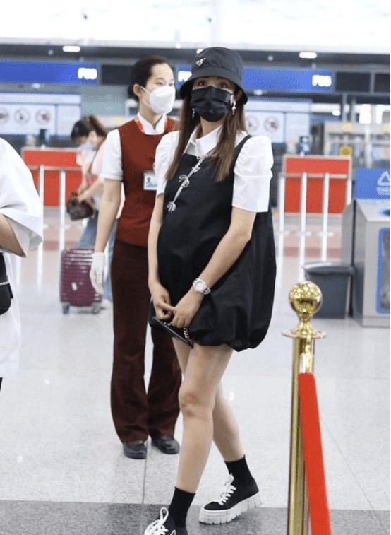 服装|麦迪娜二胎孕肚明显，腿却还挺纤细，穿搭随性手腕姜潮很是恩爱