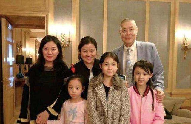 披肩|赵薇大儿子罕见晒正面照！20岁出头就是潮男，跟小四月长得都像爸