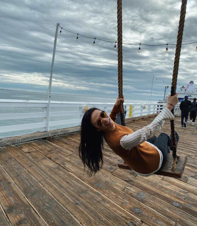 下半身|邓文迪晒泳衣照，终于get到她的美，这是51岁该有的腿吗？