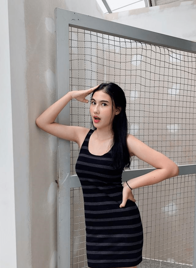条纹|大圆脸的越南女生，条纹连衣裙的穿搭，展现出青春和甜美