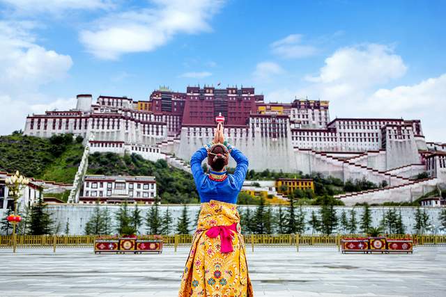 西藏名胜古迹真不少，布达拉宫雄伟辽阔，寺庙精美有内涵！