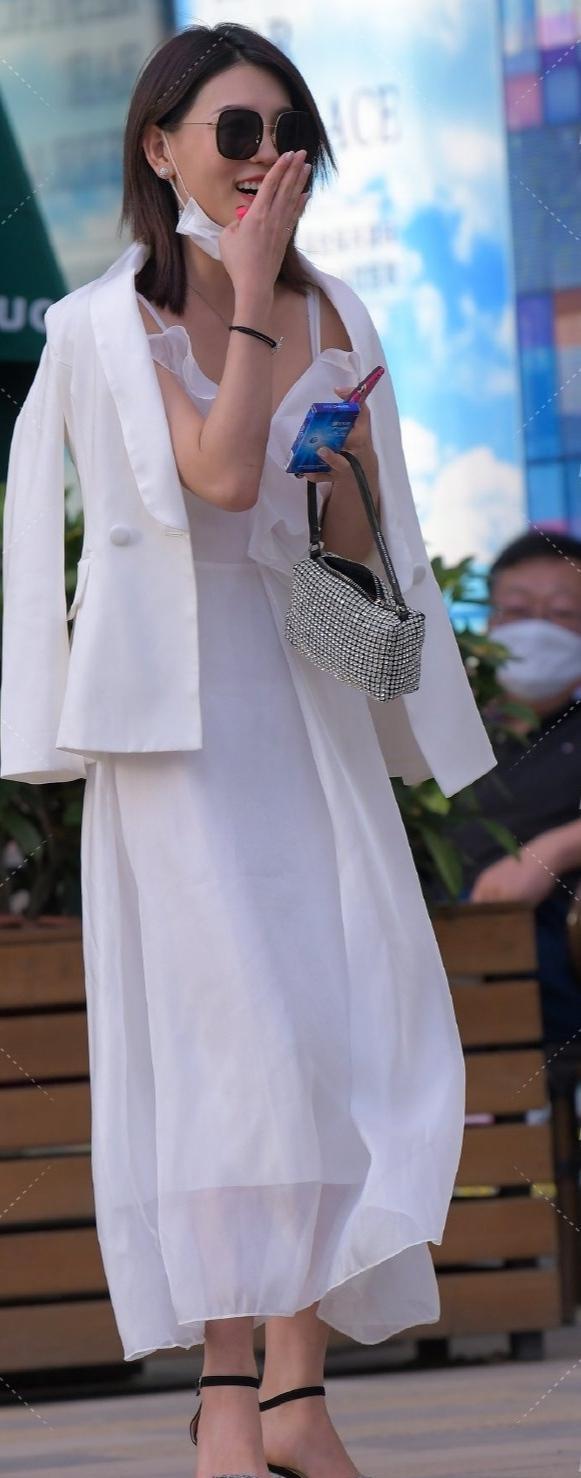 从容|黑色潮流休闲鞋配蓝色怀旧短裤，秀气不媚，优雅从容的气质。