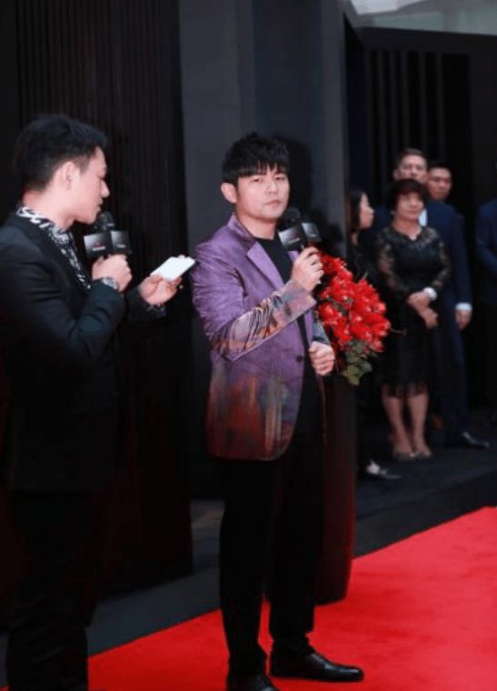 设计|周杰伦好像又胖了，拼接西装真亮眼，帅气时髦不撞衫