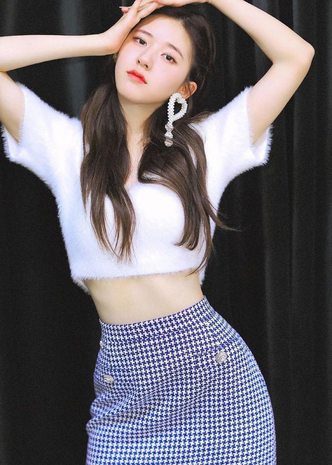 osT|赵露思甜美风穿搭太加好感度了!短款卫衣配丸子头,清爽又可爱