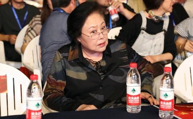 斯琴高娃|斯琴高娃71岁慈祥可亲，路人镜头下更像“邻家奶奶”，好温柔