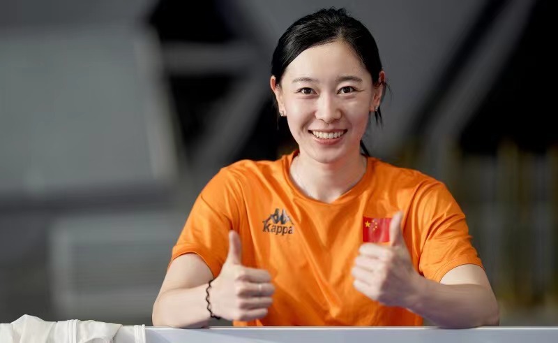 展现|冠军美女孙一文“明星脸”彻底火！穿击剑服被法国教练扛肩上庆祝