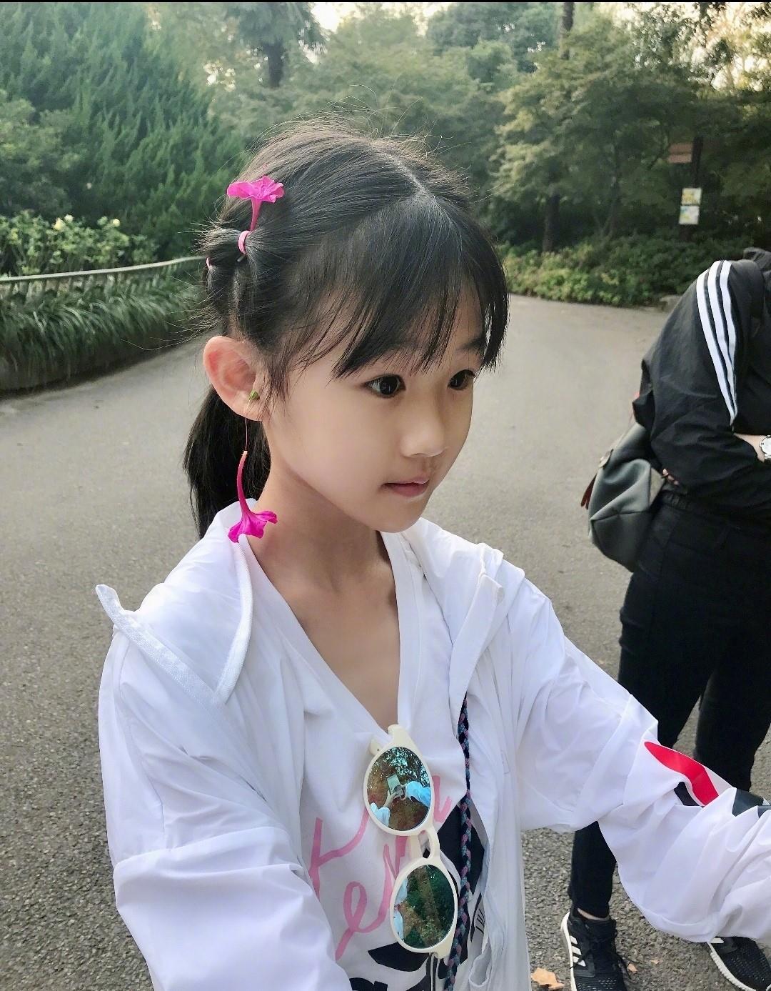 姐妹|陆毅女儿长成大姑娘，随便一穿花枝招展，夫妻关系决定孩子的品味