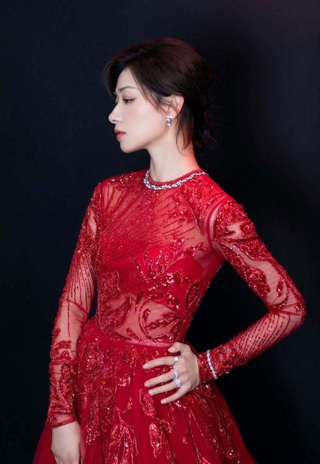 沈梦辰|金鹰奖宋茜穿的礼服不算啥！万茜连衣裙显肚腩，沈梦辰造型太随意