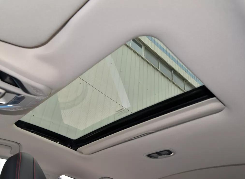 汽车顶棚的清洗是大多数人们,最容易忽略的一个地方,尤其是汽车内顶棚