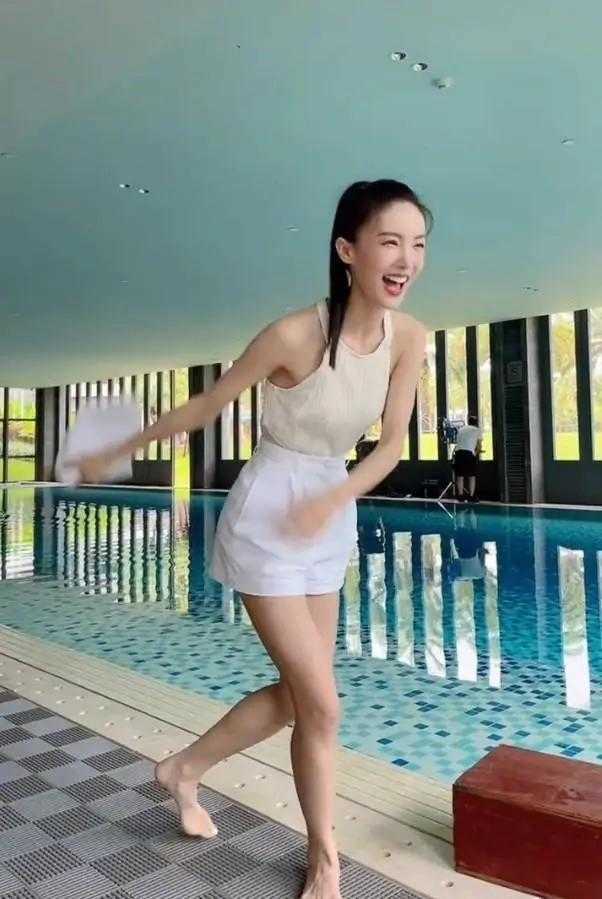 身材|金晨厉害了，挂脖针织衫配白短裤，虽然瘦但身材线条太惊艳