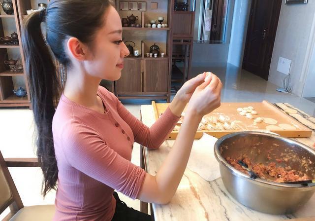短裙|吉娜从不吝啬秀身材，穿红色套头衫配“宝石短裙”，反手摸肚脐
