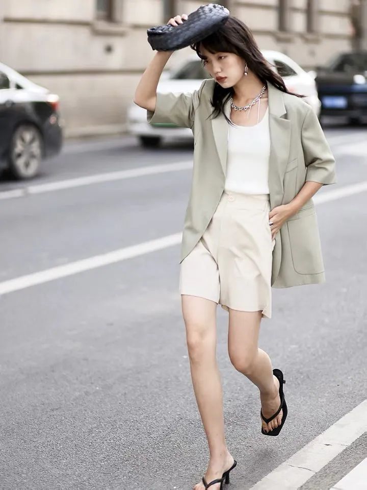 配饰|基础款的衣服究竟怎么穿时髦,怎么穿高级?