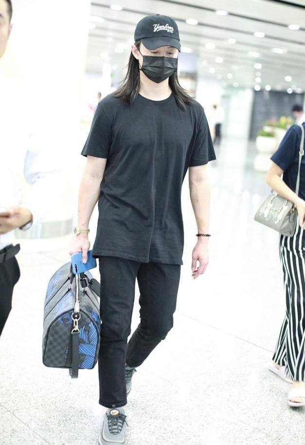 设计|尹正长发造型挺显眼，黑色穿搭低调显身材，轻松穿出高级感