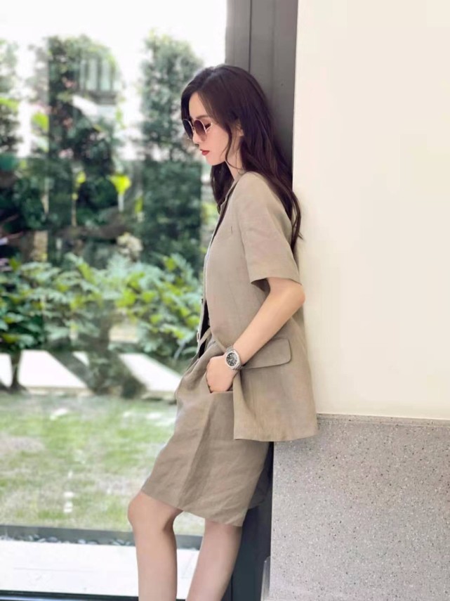 身材|刘诗诗也很适合港风，穿短裤配上蓬松发型惊艳，造型让人眼前一亮