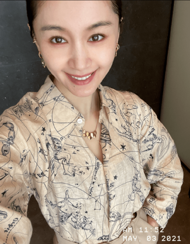 美眉|王子文恋爱后打扮更嫩了，印花衬衫配阔腿裤高级洋气，减龄又显高