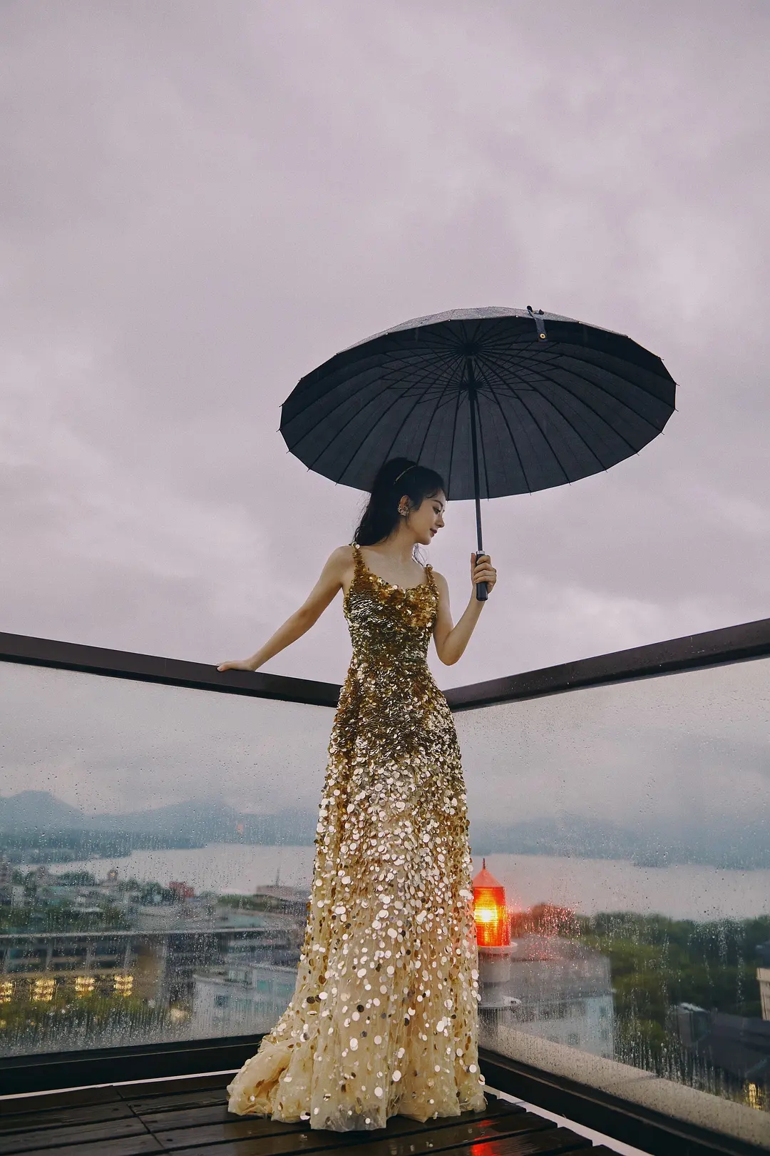 女孩说撑伞也是雨中人图片