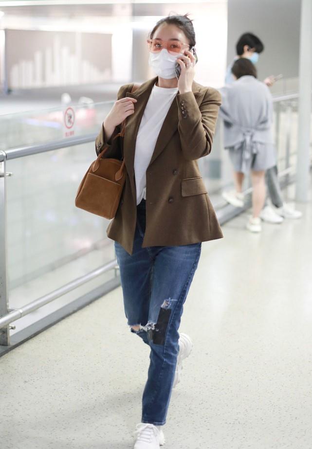 驼色|李小冉的长相真大气，穿上西装挺有“女老板”的范儿，气场好强
