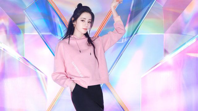 短裙|迪丽热巴解锁3套女团穿搭，运动风可甜可飒，突然想看她的舞台了
