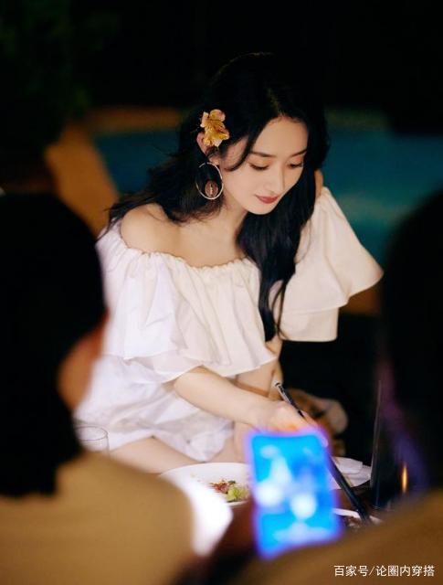 设计|赵丽颖穿露肩短裙亮相，33岁的年纪还像个小姑娘，这么清纯又减龄