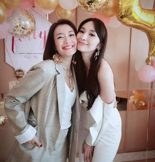 富婆|41岁吴佩慈晒和富婆聚会，个个唇红齿白气质好，穿小白裙嫩成少女