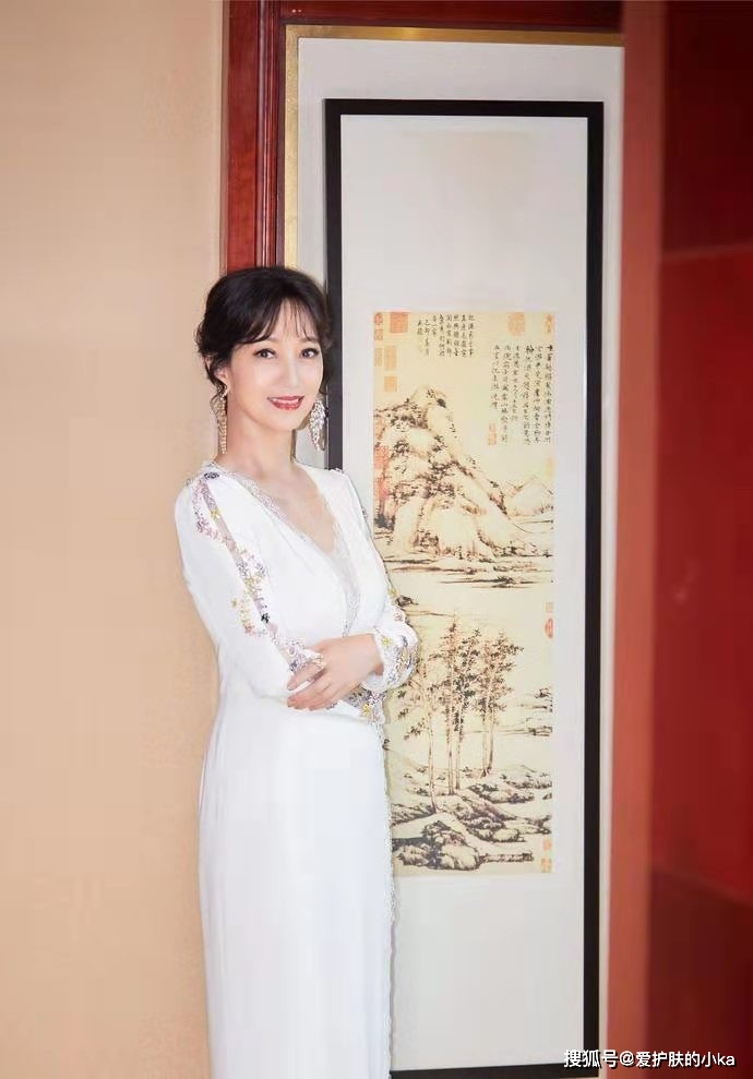 身材|赵雅芝真不像中老年人，穿衣偏爱少女色，一袭纱裙看着不像50后