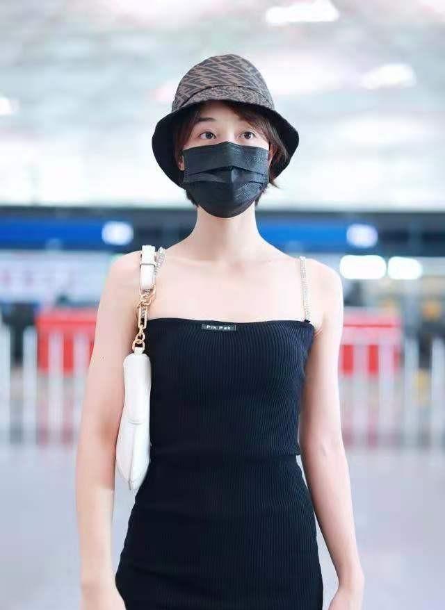 身材|穿吊带裙别再配“高跟鞋”了，学蓝盈莹穿异风格，潮范十足显高级