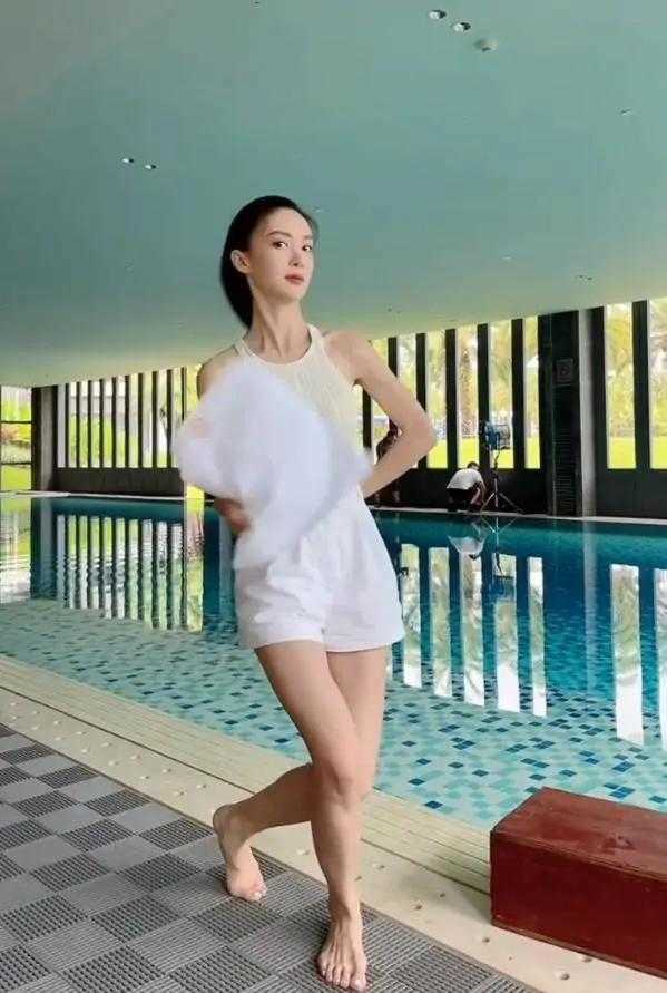 身材|金晨厉害了，挂脖针织衫配白短裤，虽然瘦但身材线条太惊艳