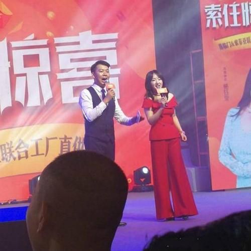 显得|杨钰莹上节目穿真丝长裙，气质高贵，再加上滤镜真像不老少女！