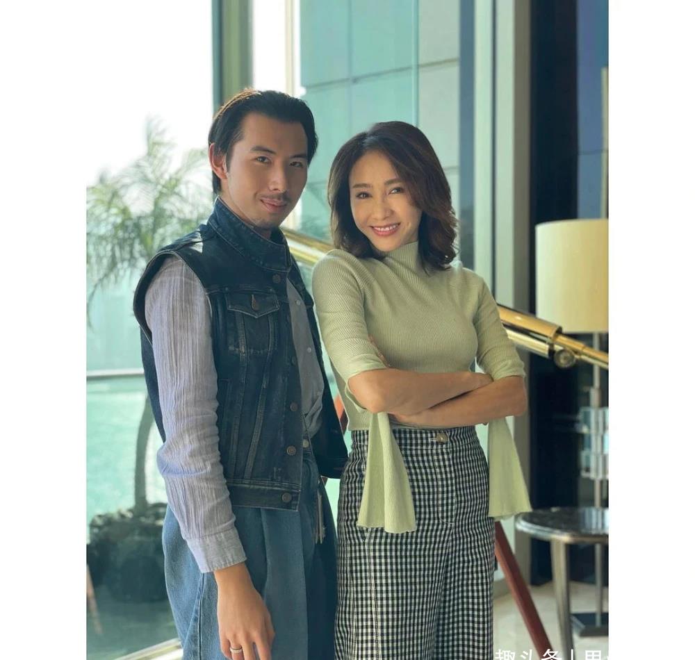 廓形|黎姿罕晒全家福,紧贴大16岁老公好甜蜜,首晒仨女儿正脸都像爸