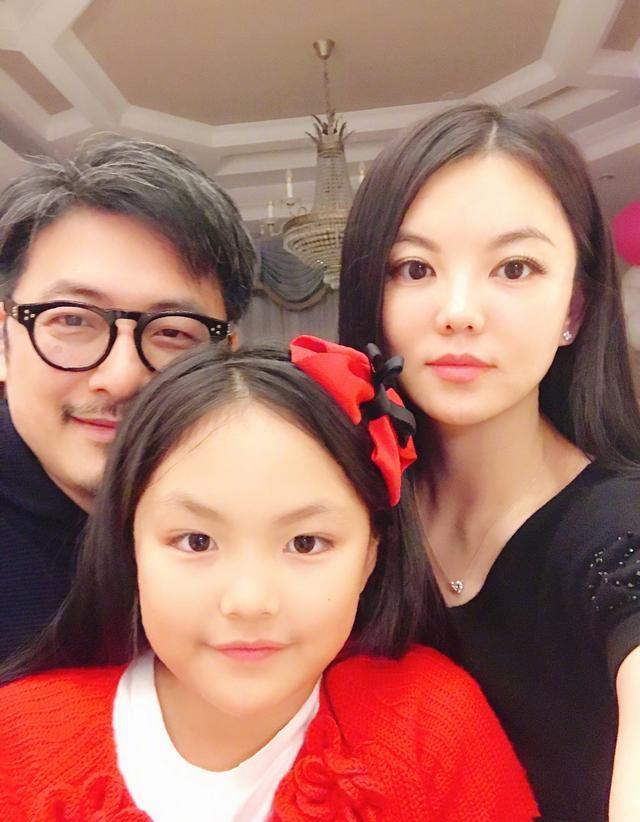 黑色|精神小伙也不精神了！44岁李湘仍似少女，王岳伦已头发花白显老态