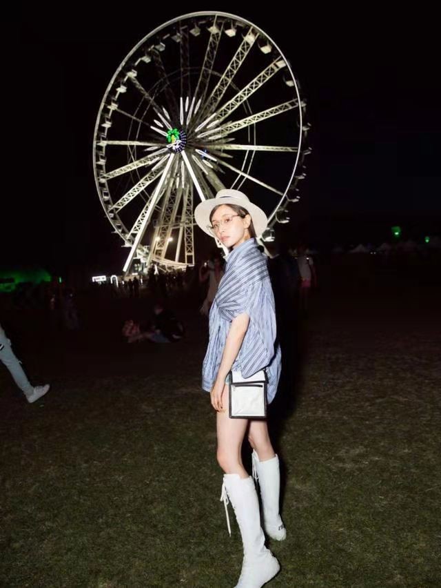 小个子|又被王子文惊艳到了，衬衫都能穿出新花样，这时尚感一般人想不到