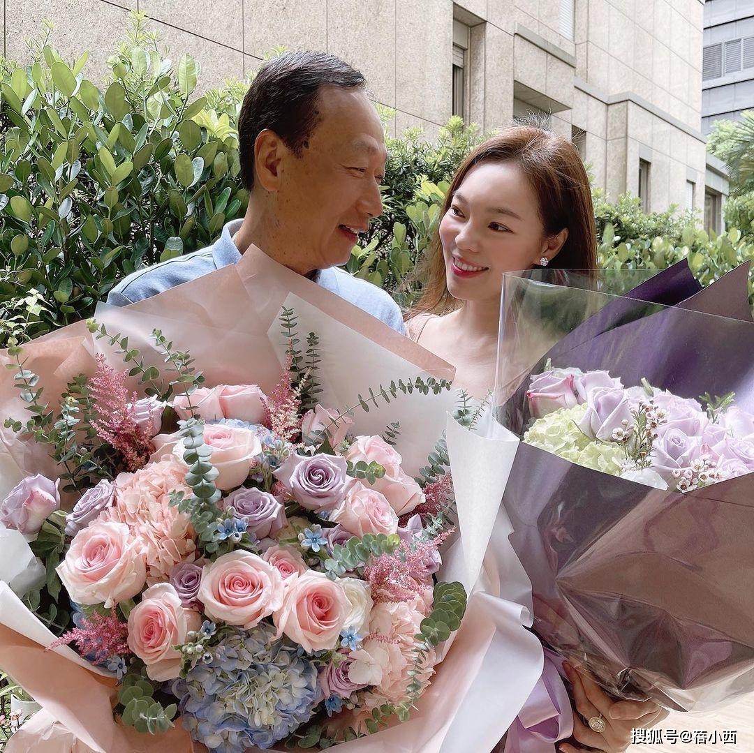 设计|富士康老板娘好幸福，穿裸色连衣裙像个少女，一点不像生了3个娃