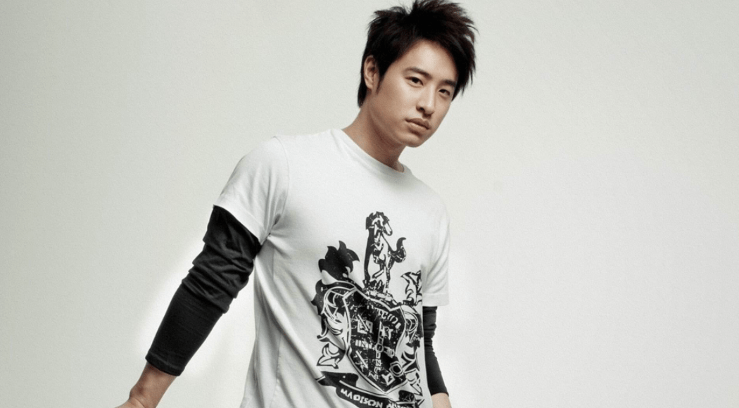 2004年,潘玮柏与张韶涵因为合作单曲《快乐崇拜》相识,还一起拍了mv