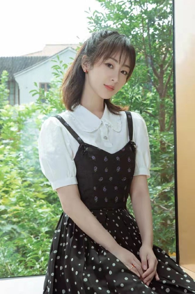 条纹|杨紫再度扮演小雪彻底逆袭！穿格纹衬衫甜美可爱，气质罕见大变化