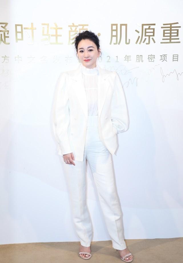 驼色|李小冉的长相真大气，穿上西装挺有“女老板”的范儿，气场好强