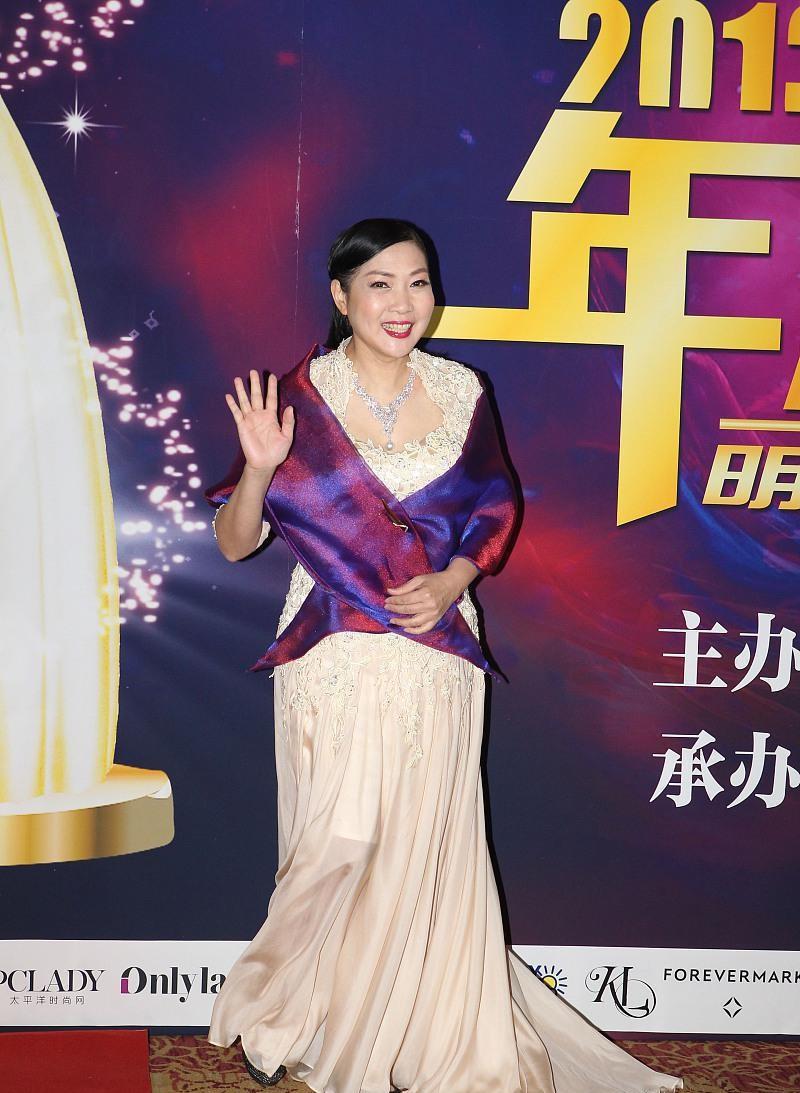 一身|沈丹萍的女人味挺难得，身材丰满有曲线，穿礼裙看着就高级