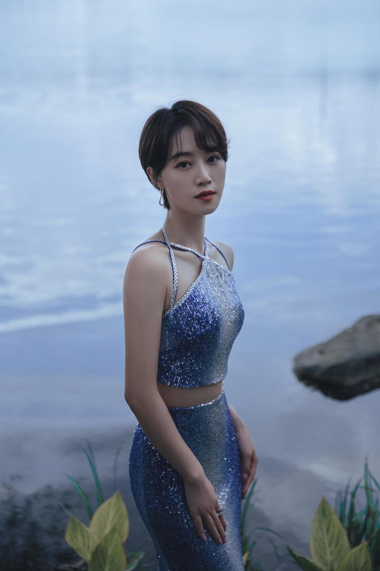 身材|蓝盈莹的秋季衣服品味在线，牛仔外套内搭黑色连衣裙，高级时髦
