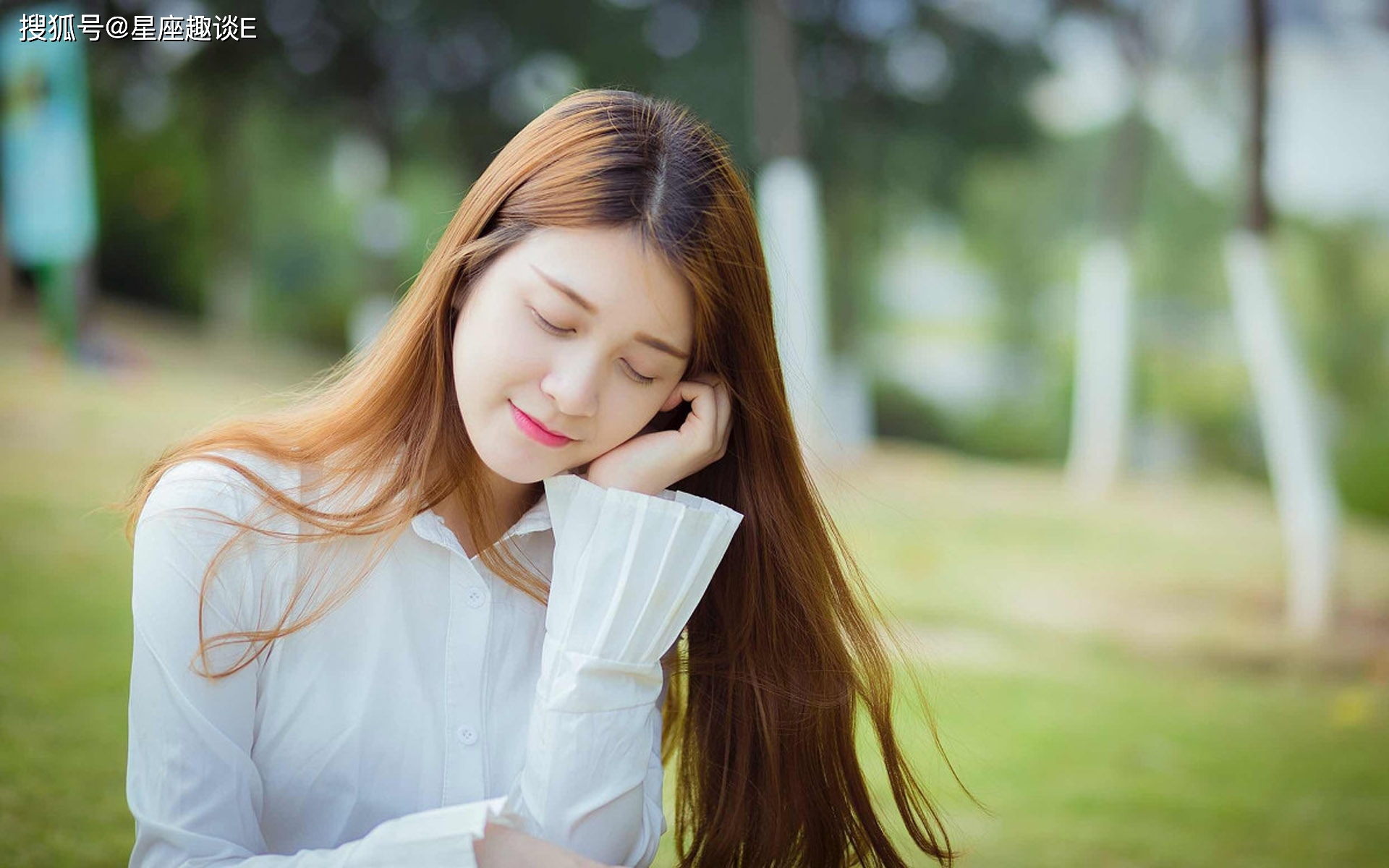 女人回头看你表示什么 女人回头看代表喜欢吗