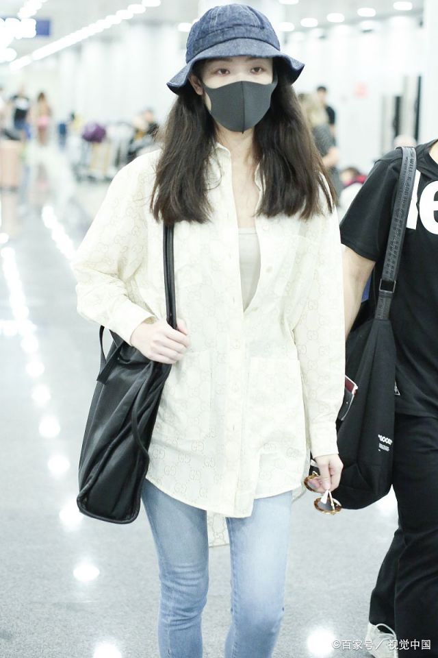 面料|倪妮走机场好奢侈，13780衬衫配牛仔裤显时髦，踩7700鞋气场好强
