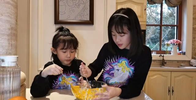 图案|陆毅俩女儿变“厨娘”，穿同款毛衣不同发型却似双胞，声音甜腻