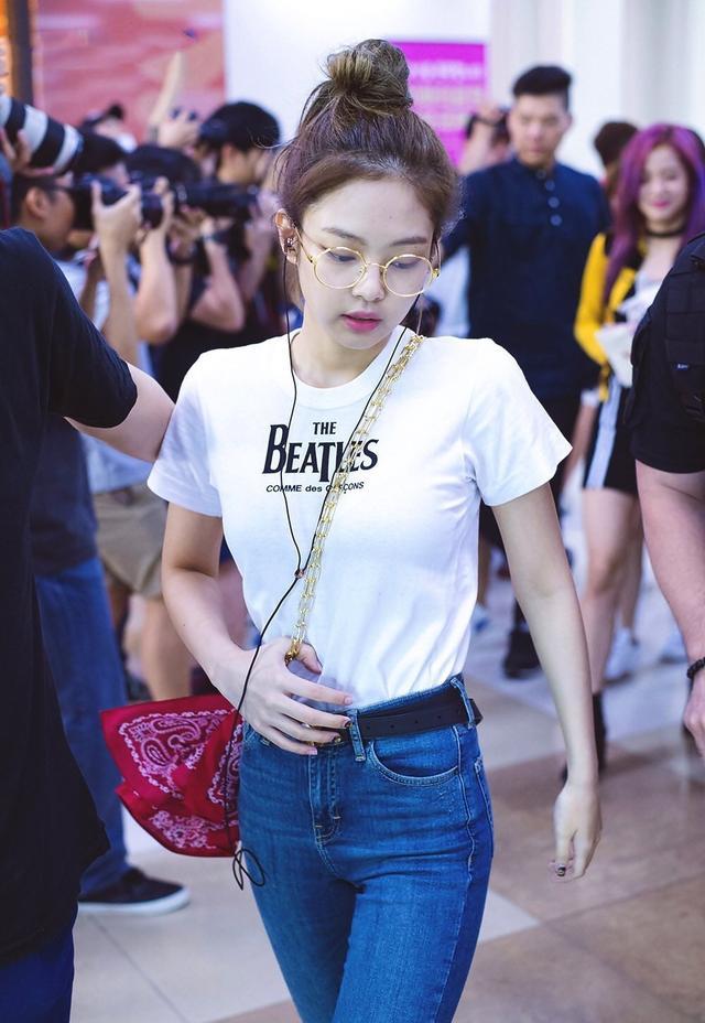 丸子|都是丸子头却不好看？张韶涵妆容精致却没精神，皆因丸子地方不对