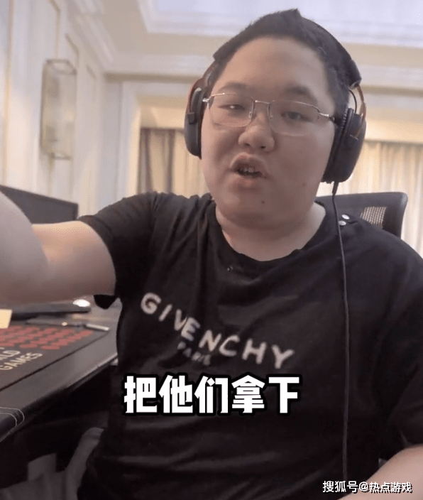 原创韩国女团与PDD一起吃鸡，P老师飘了，表示要全部拿下