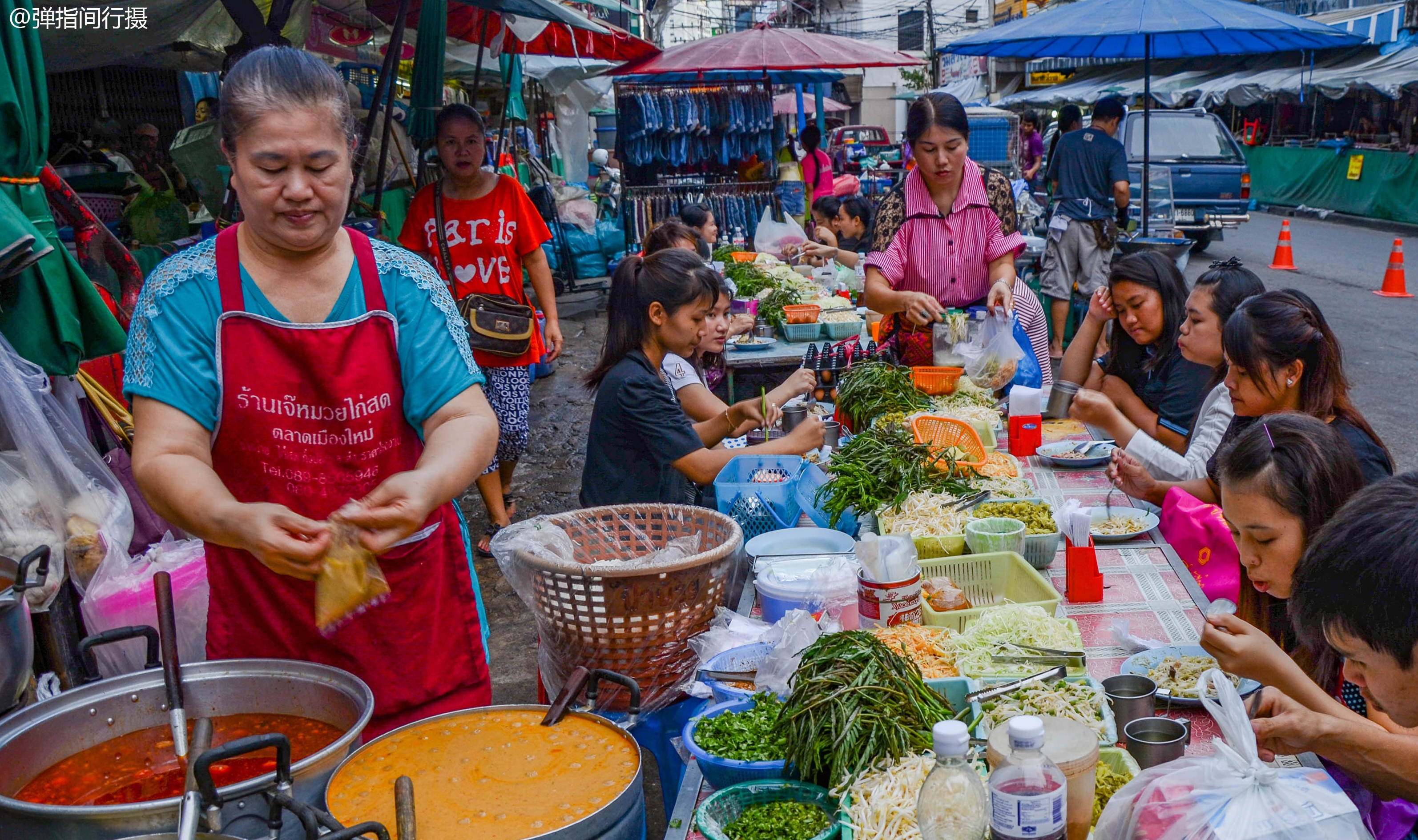 泰国清迈平民夜市，被游客挤爆的“美食天堂”，各种商品物美价廉