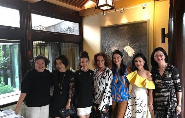 原配|陈凯歌原配晒近照，大背头配老年斑霸气十足，豪宅大得能当跑马场