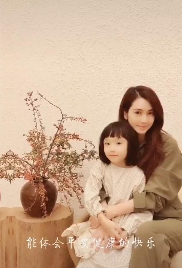 感觉|洪欣晒全家福!每件穿搭都时髦,女儿可爱儿子帅,唯独不见张丹峰